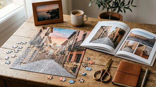 Una mesa con un puzzle de fotos de viaje en proceso, junto a un fotolibro abierto y materiales de apoyo, con luz natural y estilo editorial.